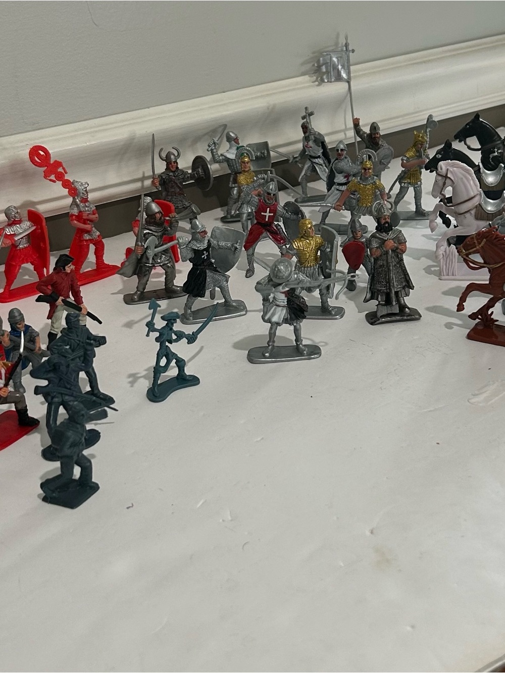 Vintage Crusader Lot 55 Figurines  Medieval,‎ USA Soldiers, Horses Mixed Lot